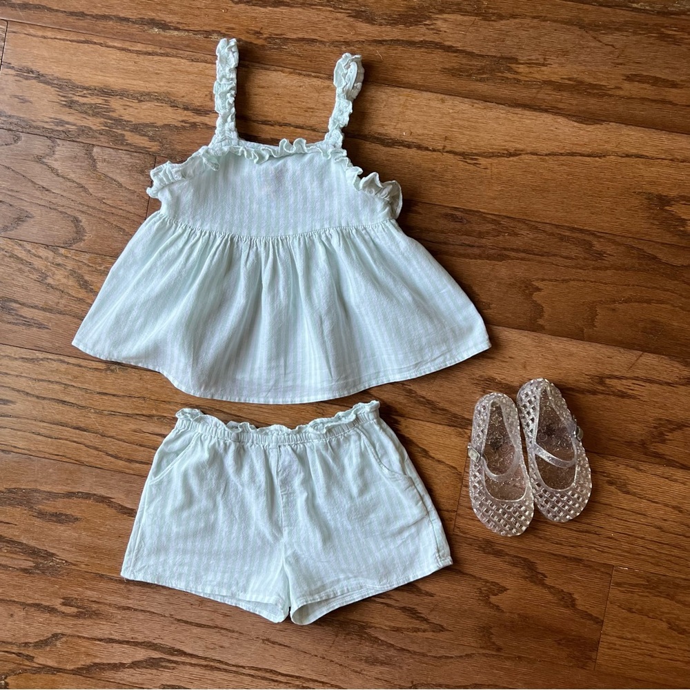 Girls size: 4T 2 piece Tank and Shorts set & Mary Jane Jelly Sandals Bundle